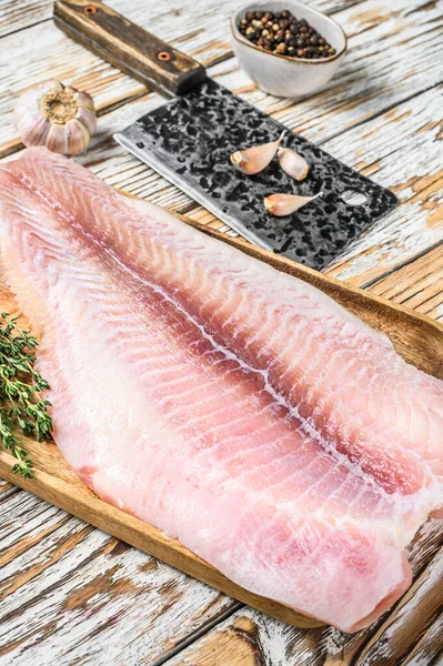 Filetto Pesce Bianco Crudo Fresco Con Spezie Fondo Legno Bianco — Foto Stock