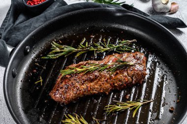 Tavada pişmiş Vegas bifteği. Mermer et. Gri arka plan. Üst görünüm.