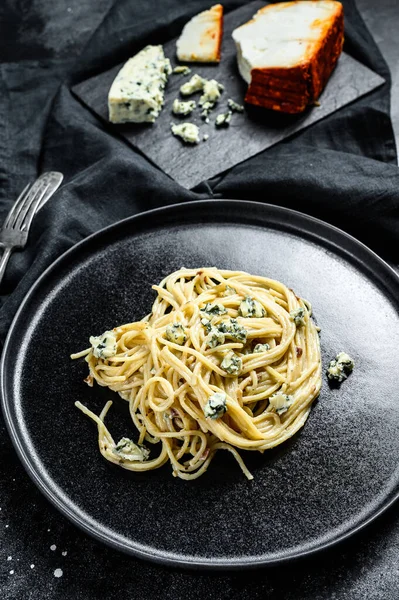 Pasta Espaguetis Con Salsa Queso Gorgonzola Azul Fondo Negro Vista —  Fotos de Stock