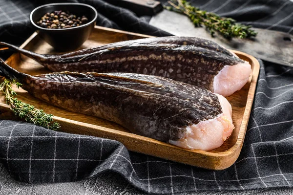 Frischer Seeteufel Ohne Kopf Auf Einem Hölzernen Tablett Mit Einem — Stockfoto