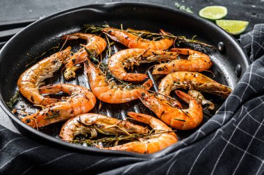 Izgara dev Langoustine karidesler, kızartma tavasında karidesler. Siyah arka plan. Üst görünüm.