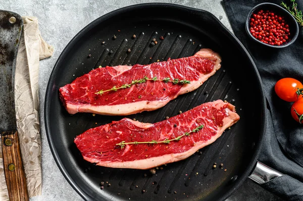 Nyers Márványmarha Steak Grill Serpenyőben Hozzávalók Főzéshez Szürke Háttér Felülnézet — Stock Fotó