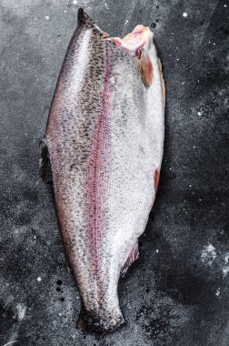 Kafası olmayan çiğ alabalık. Siyah arka plan. Üst görünüm.