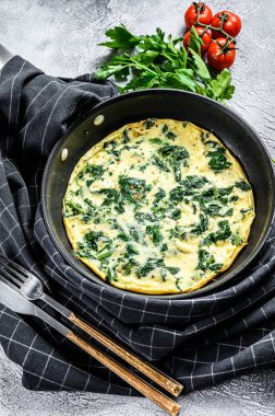 İtalyan ıspanağı ve peynirli omlet. Gri arka plan. Üst görünüm.