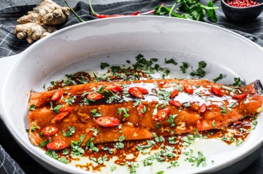 Somon filetosu teriyaki pişiriyorum. Siyah arka plan. Üst görünüm.