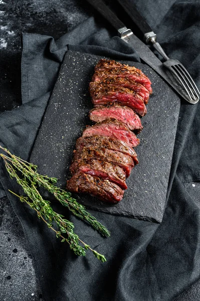 Grillé Rôtissant Rare Jupe Tranchée Steak Machette Viande Bœuf Marbre — Photo
