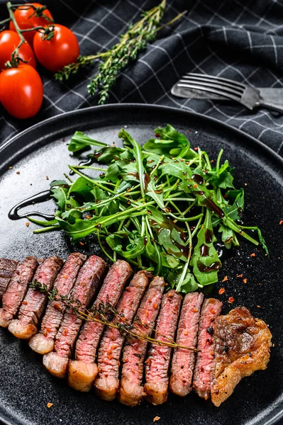 Filete Solomillo Rebanado Carne Res Mármol Con Rúcula Fondo Negro —  Fotos de Stock