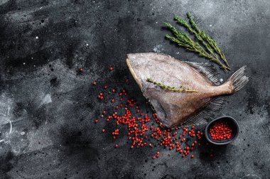 Çiğ balık John Dory. Siyah arka plan. Üst Manzara. Boşluğu kopyala.