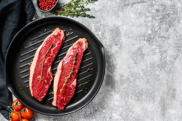 Nyers Bélszín Steak Grillsütőn Hozzávalók Főzéshez Szürke Háttér Első Látásra — Stock Fotó