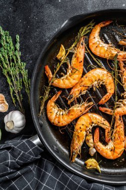 Limonlu ve maydanozlu sarımsaklı karides, geleneksel Scampi yemeği. Sağlıklı yiyecekler. Siyah arka plan. Üst görünüm.