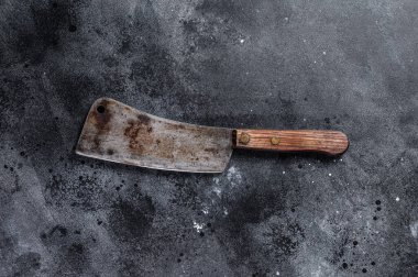 Ahşap saplı klasik kasap satırı. Siyah arka plan. Üst Manzara. Boşluğu kopyala.