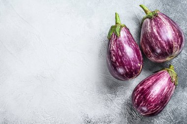 Çiğ, küçük, mor Asyalı patlıcan. Beyaz arka plan. Üst Manzara. Boşluğu kopyala.