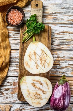 Mor Asyalı patlıcan ya da patlıcan. Siyah arka plan. Üst görünüm.