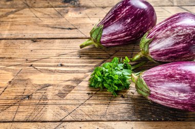 Çiğ mor patlıcan ya da patlıcan. Ahşap arka plan. Üst Manzara. Boşluğu kopyala.