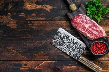 Çiğ Top Blade bifteği. Koyu ahşap arka plan. Üst Manzara. Boşluğu kopyala.