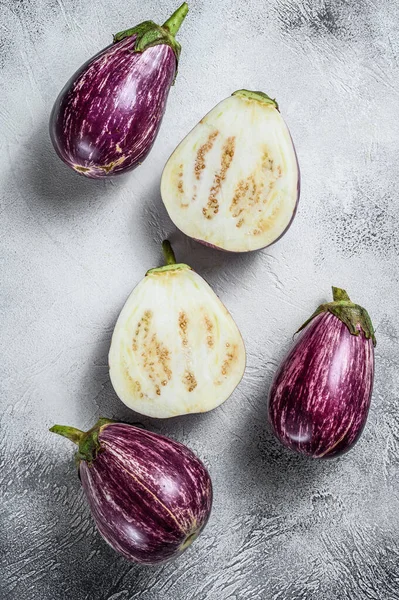 Råa Små Lila Asiatiska Äggplantor Vit Bakgrund Ovanifrån — Stockfoto