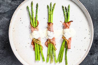 Parma jambonlu yeşil kuşkonmaz. Siyah arka plan. Üst görünüm.