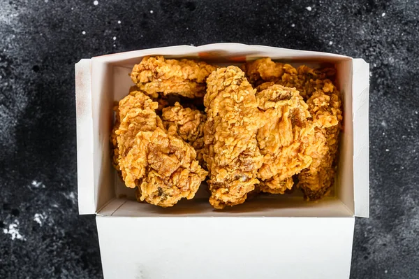 Pakette Kızarmış Tavuk Kanadı Var Siyah Arka Plan Üst Görünüm — Stok fotoğraf