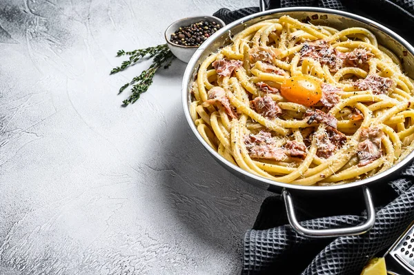 Традиционное Итальянское Блюдо Спагетти Карбонара Беконом Сливочном Соусе Сковороде Серый — стоковое фото