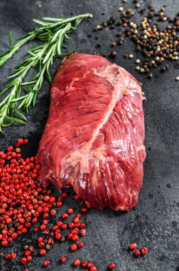 Düz demir biftek, çiğ et, mermer biftek. Siyah arka plan. Üst görünüm.