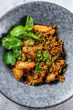 Tavada karidesli kızarmış pirinç. Beyaz arka plan. Üst görünüm.