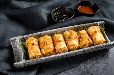 Geleneksel Çin sebzeli börekler. Vejetaryen yemeği. Siyah arka plan. Üst görünüm.