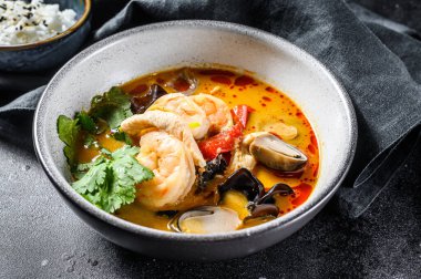 Tom Yam Kung çorbası, Tayland mutfağı. Siyah arka plan. Üst görünüm.