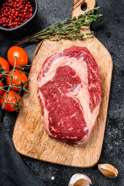 Ακατέργαστο Νωπό Κρέας Ribeye Steak Καρυκεύματα Ξύλο Κοπής Μπριζόλα Μοσχαρίσια — Φωτογραφία Αρχείου