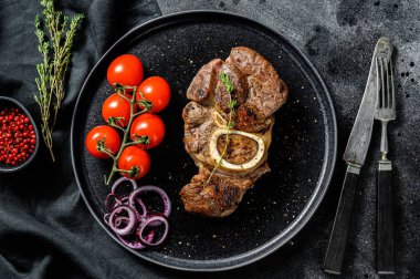 Domates soslu Osso Buco eti pişirdim. OssoBuco et güveci. Siyah arka plan. Üst görünüm.