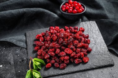 Kurutulmuş organik yaban mersini. Siyah arka plan. Üst görünüm.