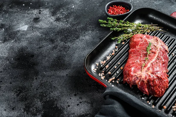 Topmessteak Een Grillpan Rauw Vlees Gemarmerd Rundvlees Zwarte Achtergrond Bovenaanzicht — Stockfoto