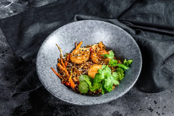 Roerbak Rijstnoedels Met Garnalen Groenten Azië Wok Zwarte Achtergrond Bovenaanzicht — Stockfoto