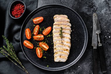 Taze salatayla ızgara tavuk filetosu. Sağlıklı diyet yemekleri. Siyah arka plan. Üst görünüm.