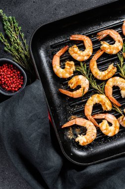 Izgara dev karidesler, tavada karidesler. Siyah arka plan. Üst görünüm.