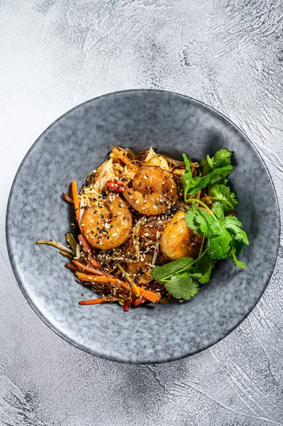 Thai Fried Noodles Met Garnalen Garnalen Pad Thais Witte Achtergrond — Stockfoto