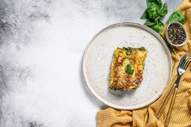 Ricotta ve ıspanaklı Cannelloni. İtalyan mutfağı. Gri arka plan. Üst Manzara. Boşluğu kopyala.