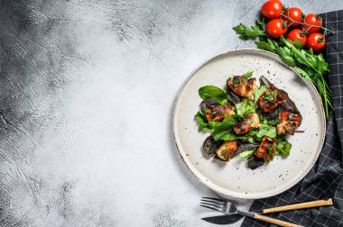 Doldurulmuş tavuk göğsü, domuz pastırması ve yeşil salata. Gri arka plan. Üst Manzara. Boşluğu kopyala.