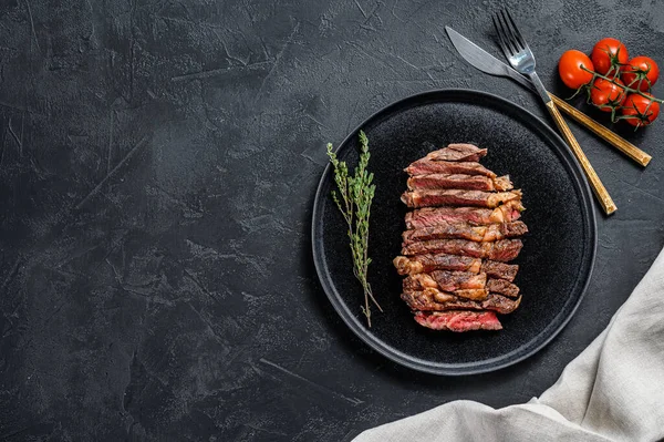 Costeleta Fatiada Bife Ribeye Num Prato Com Ramo Tomilho Fundo — Fotografia de Stock