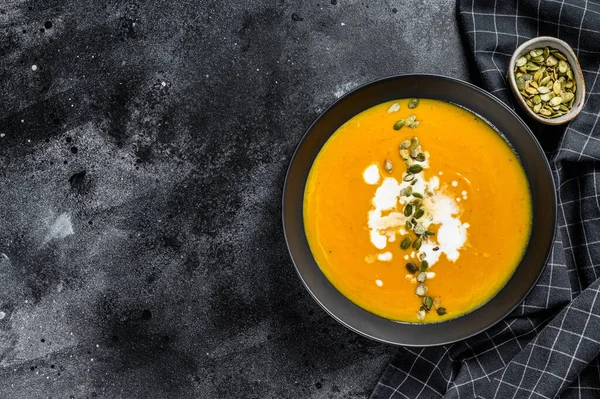 Gresskar Gulrotsuppe Med Fløte Krydder Svart Bakgrunn Sett Ovenfra – stockfoto