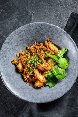 Tavada karidesli kızarmış pirinç. Siyah arka plan. Üst görünüm.