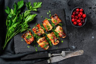 Pastırmalı tavuk göğsü. Siyah arka plan. Üst görünüm.