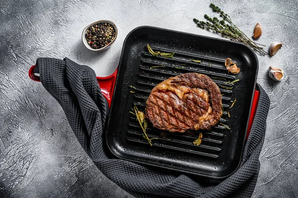 Œil Côtelette Grillé Steak Côtelette Dans Une Casserole Fond Gris — Photo