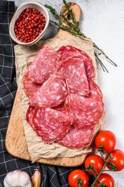 İspanyol salam salçamı dilimleri. Gri arka plan. Üst görünüm.