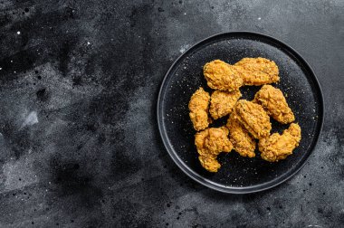 Ev yapımı çıtır tavuk kanadı. Siyah arka plan. Üst Manzara. Boşluğu kopyala.