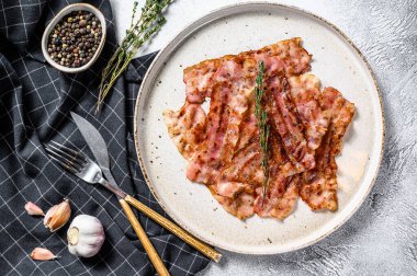 Cızırdayan pastırma parçaları. Organik et. Gri arka plan. Üst görünüm.