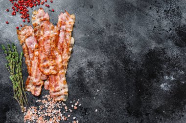 Izgara domuz pastırması. Organik et. Siyah arka plan. Üst Manzara. Boşluğu kopyala.