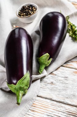 Taze patlıcan. Çiğ organik sebzeler. Beyaz arka plan. Üst görünüm.