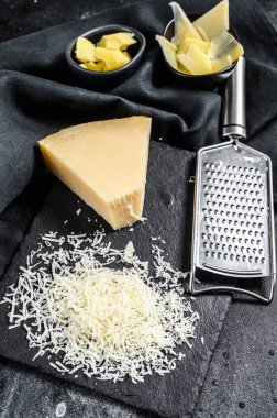 Parmigiano reggiano sert peynir parçaları. Kes, kes, rendele. Siyah arka plan. Üst görünüm.