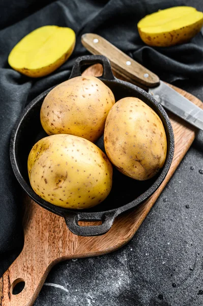 Bio Kartoffeln Einer Pfanne Schwarzer Hintergrund Ansicht Von Oben — Stockfoto