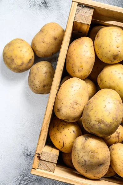 Rohe Kartoffeln Einer Alten Holzkiste Auf Einem Tisch Grauer Hintergrund — Stockfoto